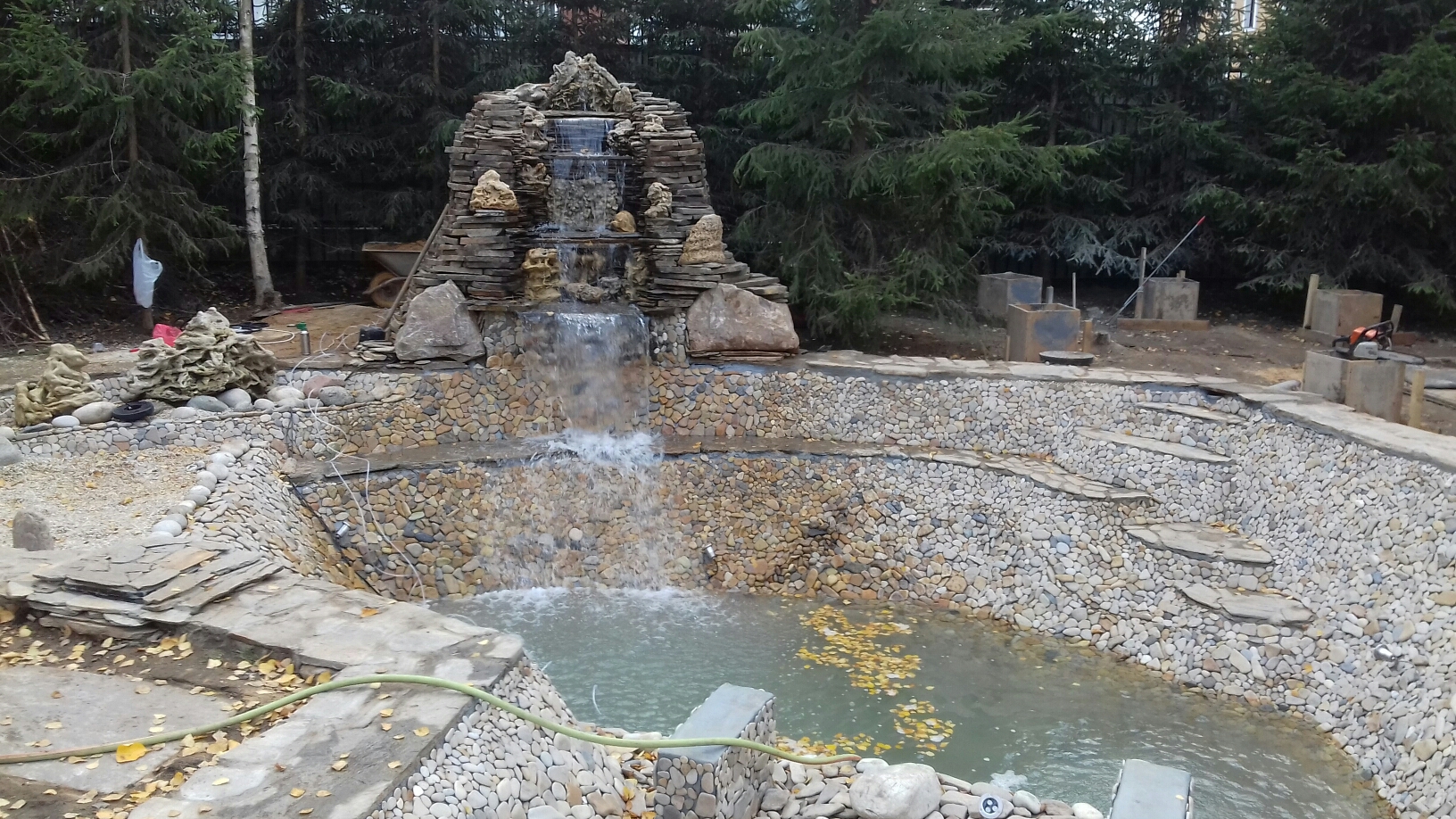 Строительство декоративного пруда с водопадом