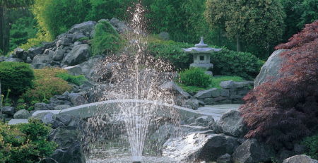 Строительство декоративного пруда с фонтаном
