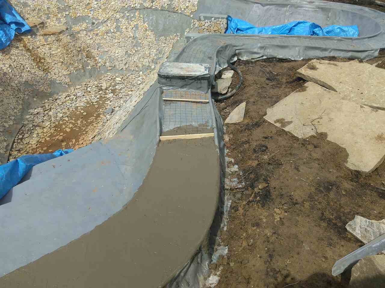 начальный этап строительства пруда